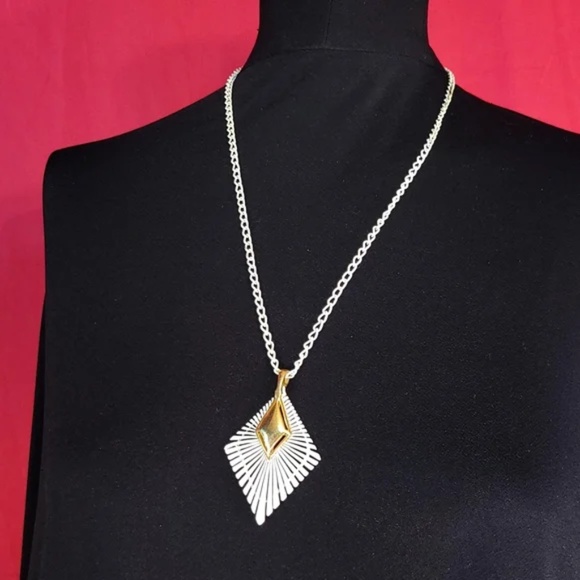 60s Vintage White and Goldtone Long Necklace - Picture 9 of 9